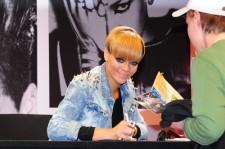 2010__03__Rihanna_March3_356 225×149.jpg