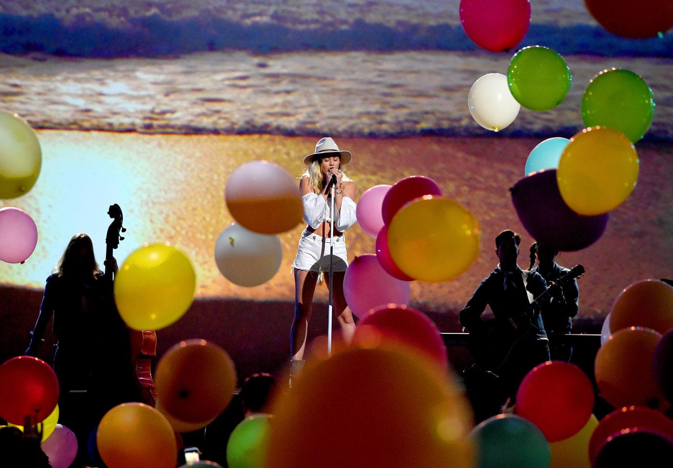 Miley Cyrus Billboard Awards Malibu Performance 02