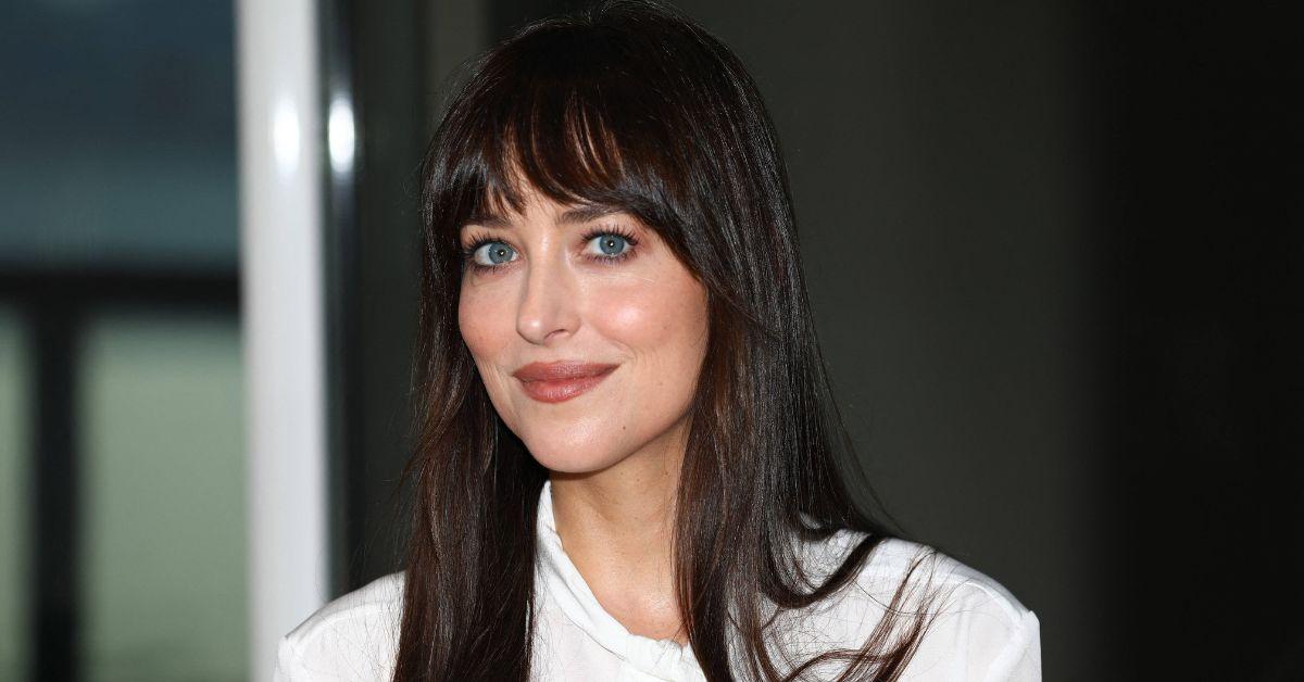 dakota johnson without engagement ring split fiance chris martin