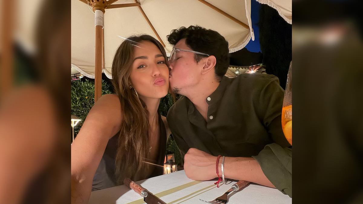 Image of Her fans could not get enough of the couple.