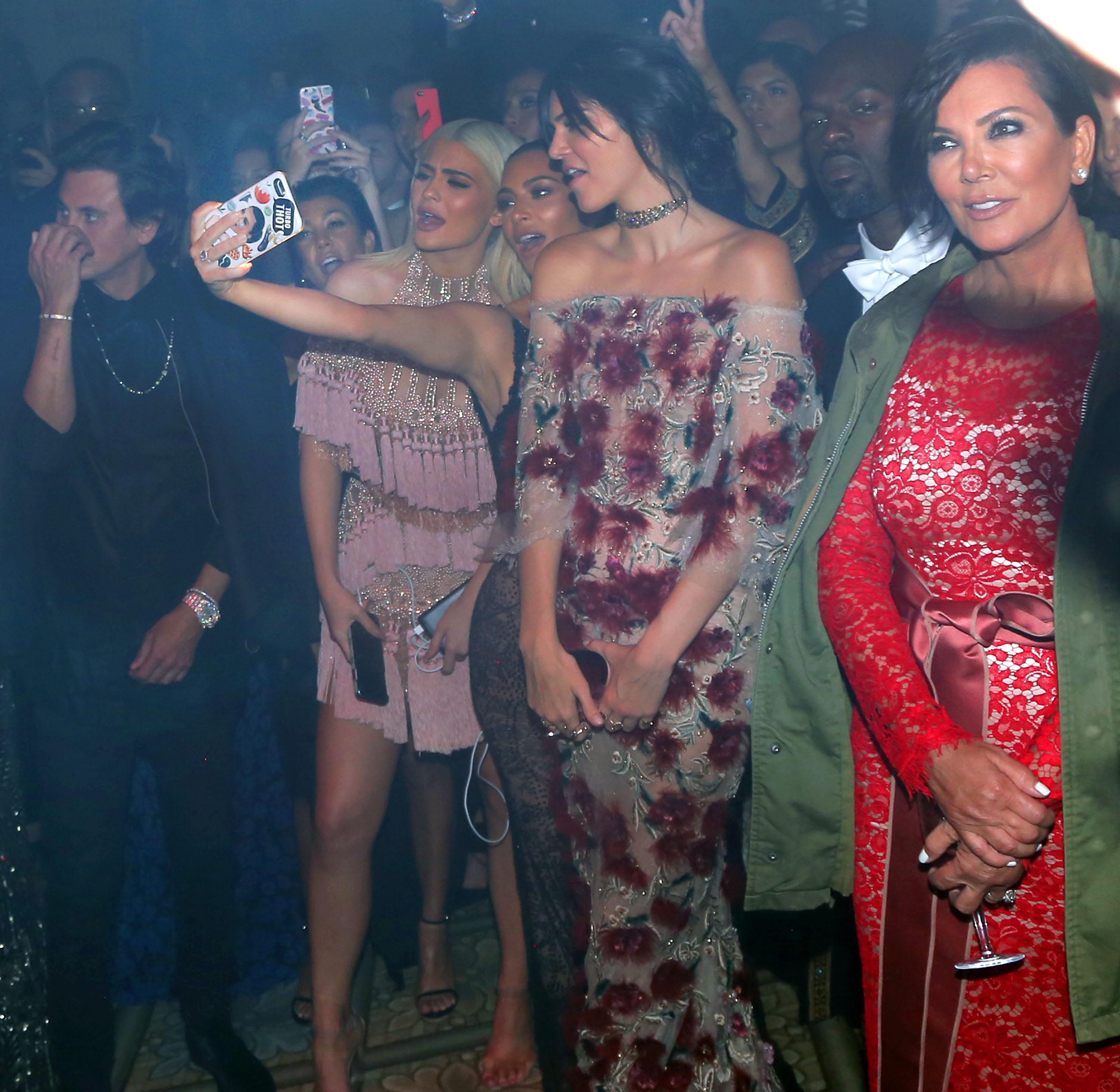 Kim Kardashian and her family cheer on Kanye from the front row of the Harper&#8217;s Bazzar party in NYC for fashion week