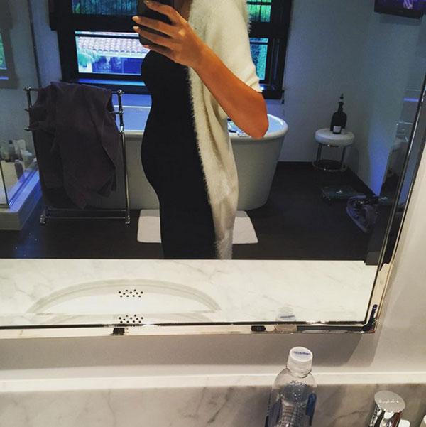 Chrissy teigen pregnany baby bump social media 07