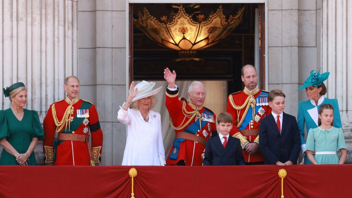 image of royal family