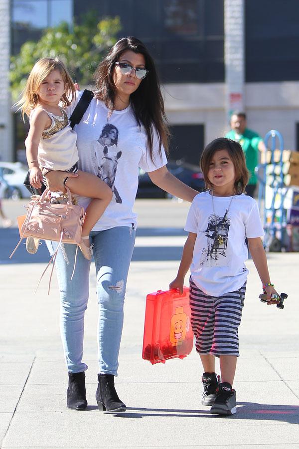 Kourtney kardashian out with mason penelope akm