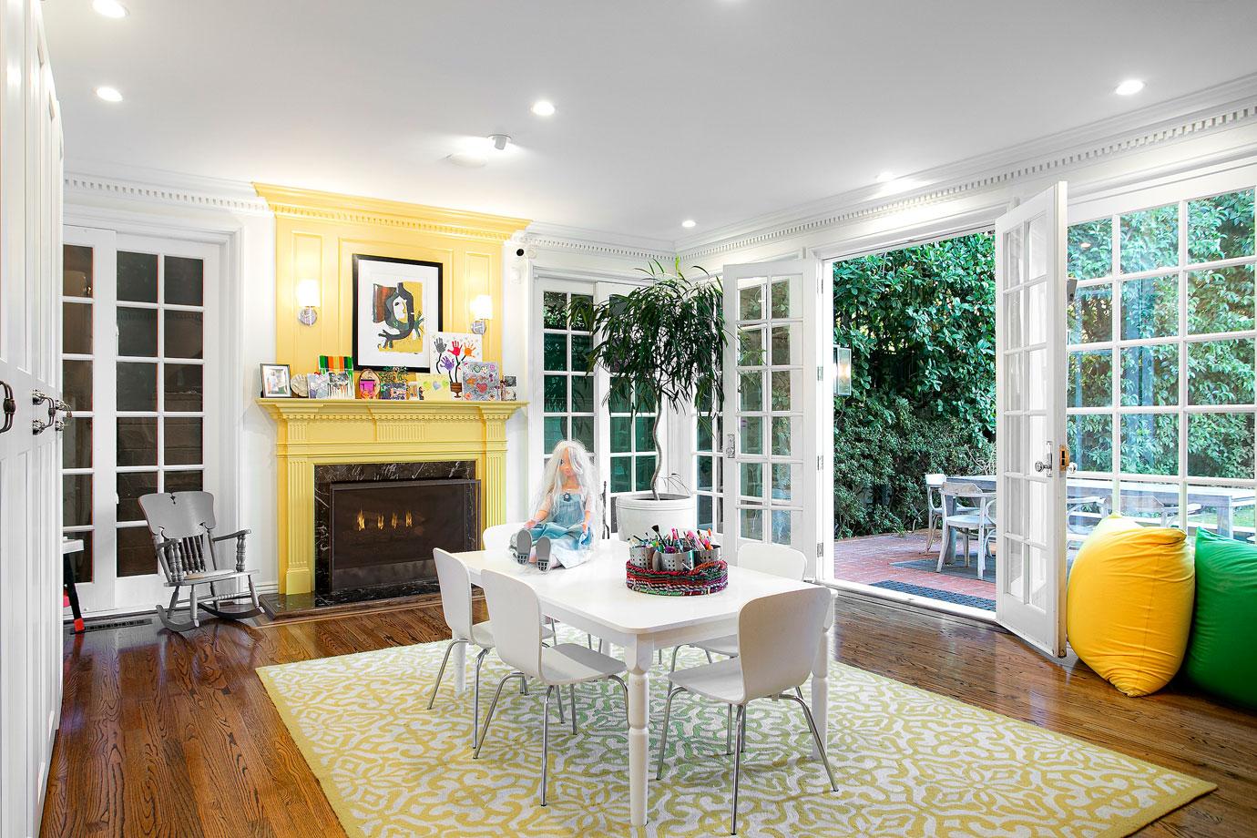 kelly clarkson buys toluca lake home