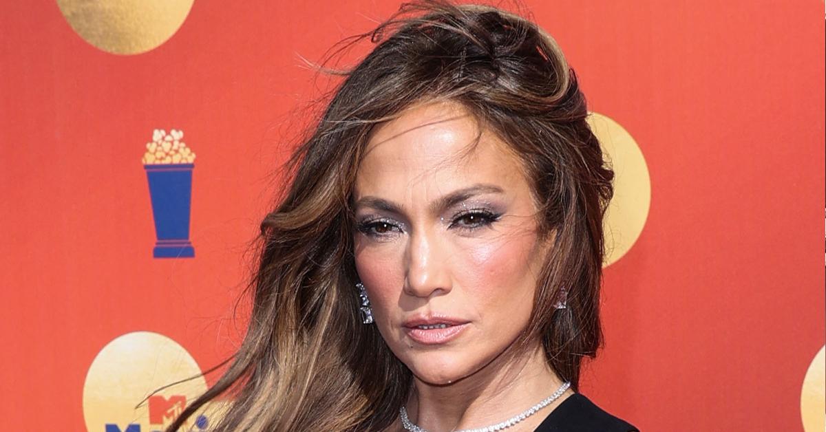 Jennifer Lopez goes makeup-free as she strolls with fiance Alex