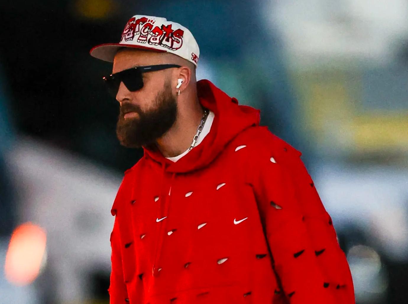 travis kelce planning touring world girlfriend taylor swift