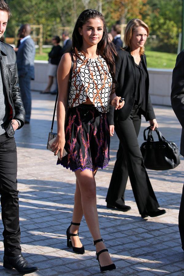 Miranda Kerr stuns in a seriously plunging LBD at the Louis Vuitton Show  for Paris Fashion Week