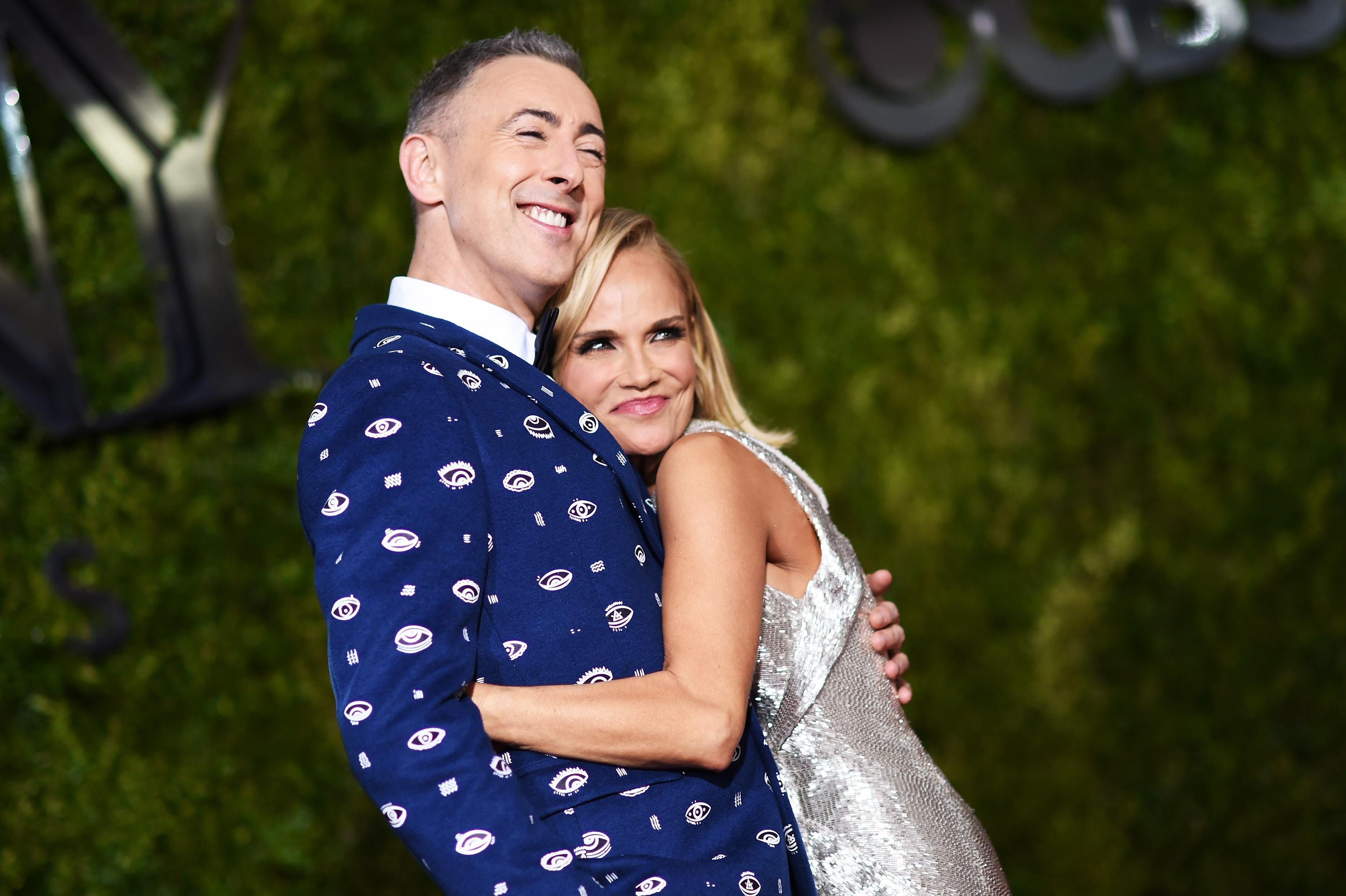 Kristin chenoweth alan cumming kiss hug tony awards 2015 red carpet