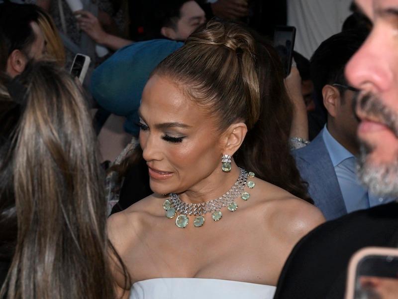 jennifer lopez all smiles red carpet solo ben affleck rumors