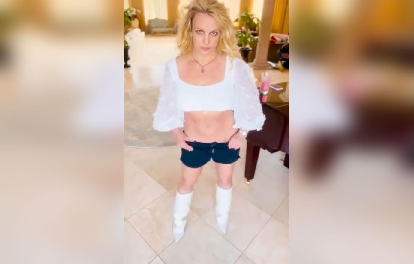 britney spears leaves fans puzzled after claiming shes a real vampire till eternity