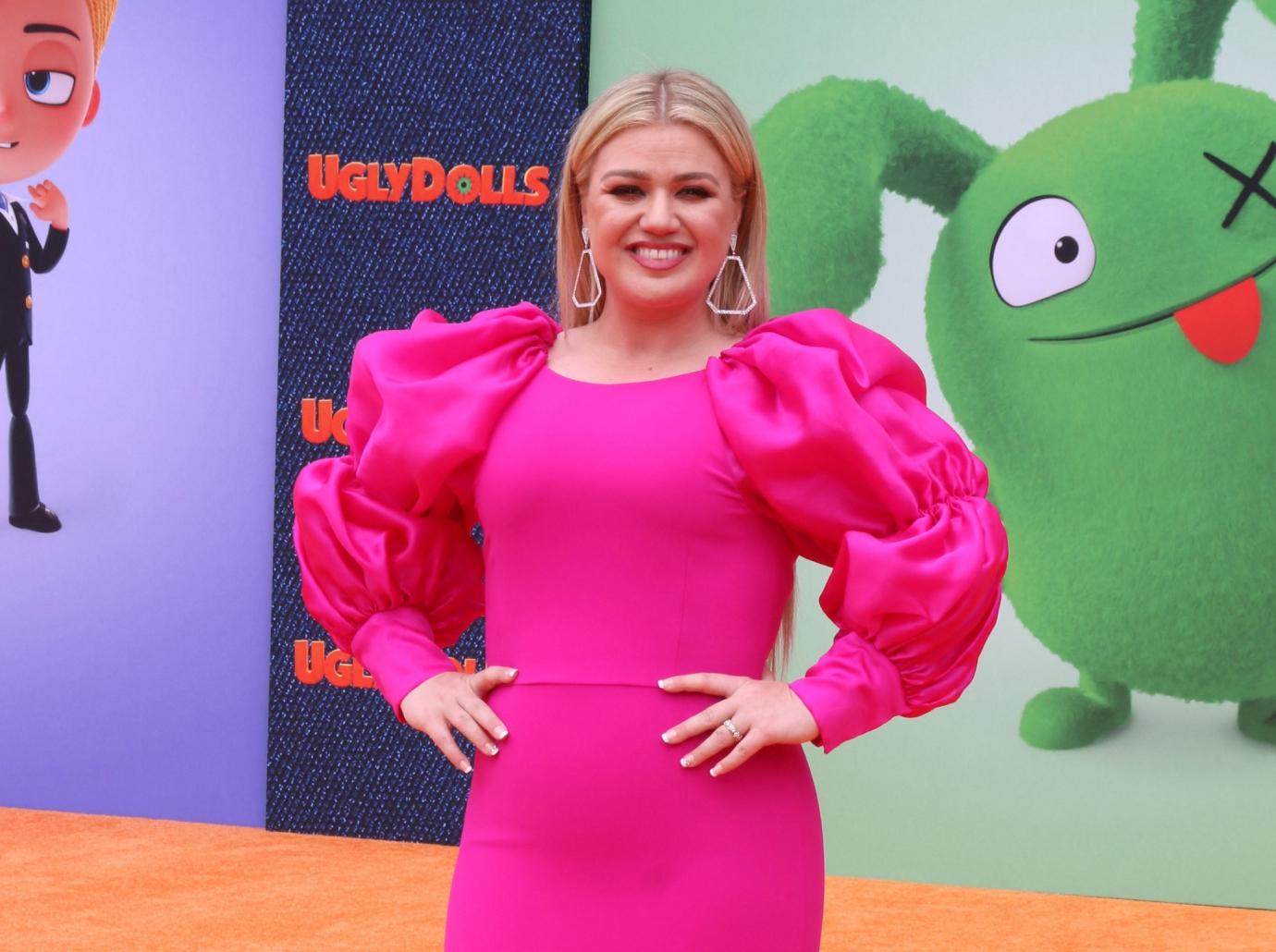 kelly clarkson cries hospitalized twice pregnancies abortion ban