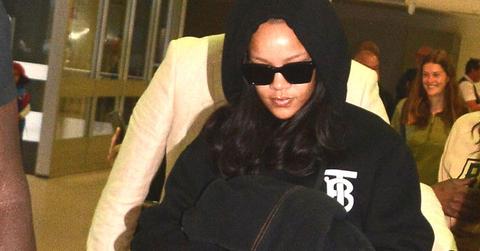 Rihanna airport post pic