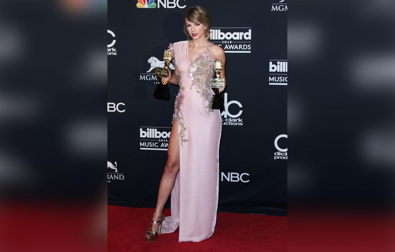 Taylor swift flashes crotch billboard awards 2