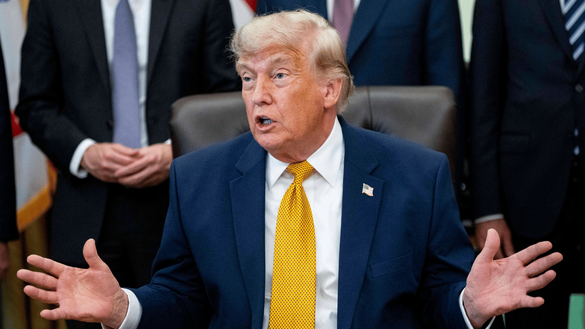 Photo of Donald Trump tends to talk about other subjects when asked questions.