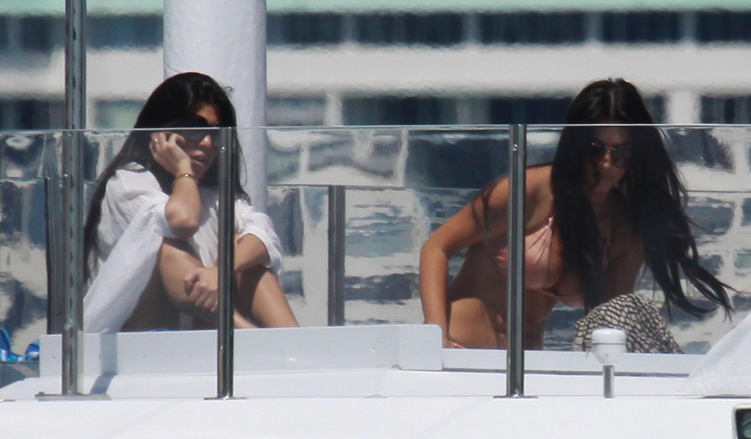 Kim &amp; Kourtney Kardashian Spend A Day At Sea!