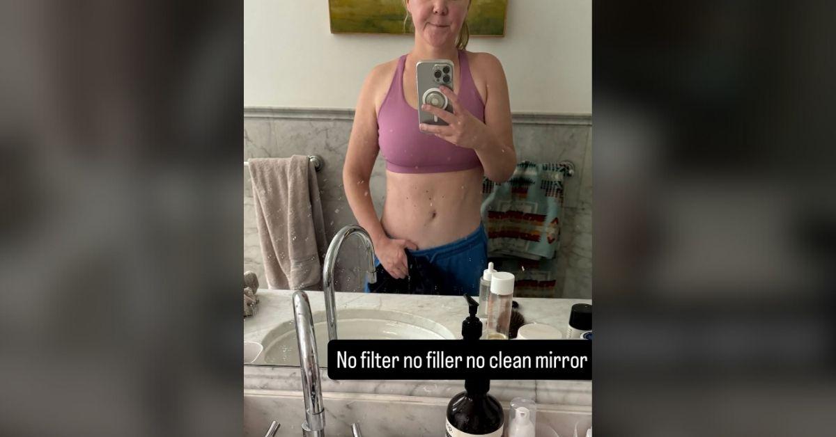 Photo of Amy Schumer showed off her small waist in a bathroom selfie.