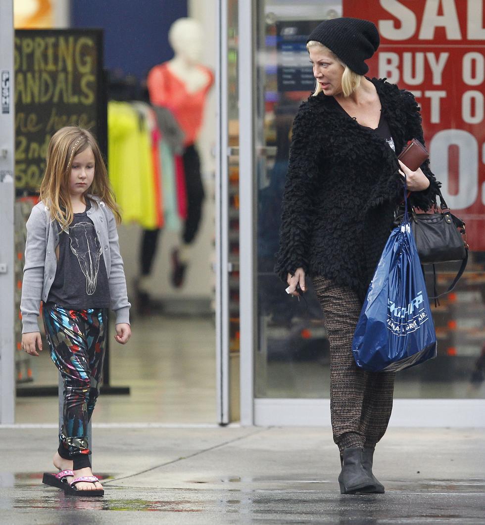 Exclusive&#8230; Tori Spelling Takes Her Kids Shopping For Shoes