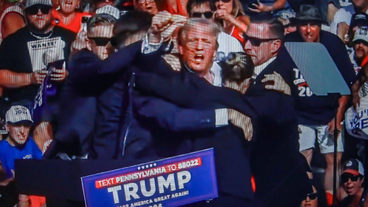 Photo of Donald Trump chanted 'Fight! Fight! Fight!' after the shots rang out.