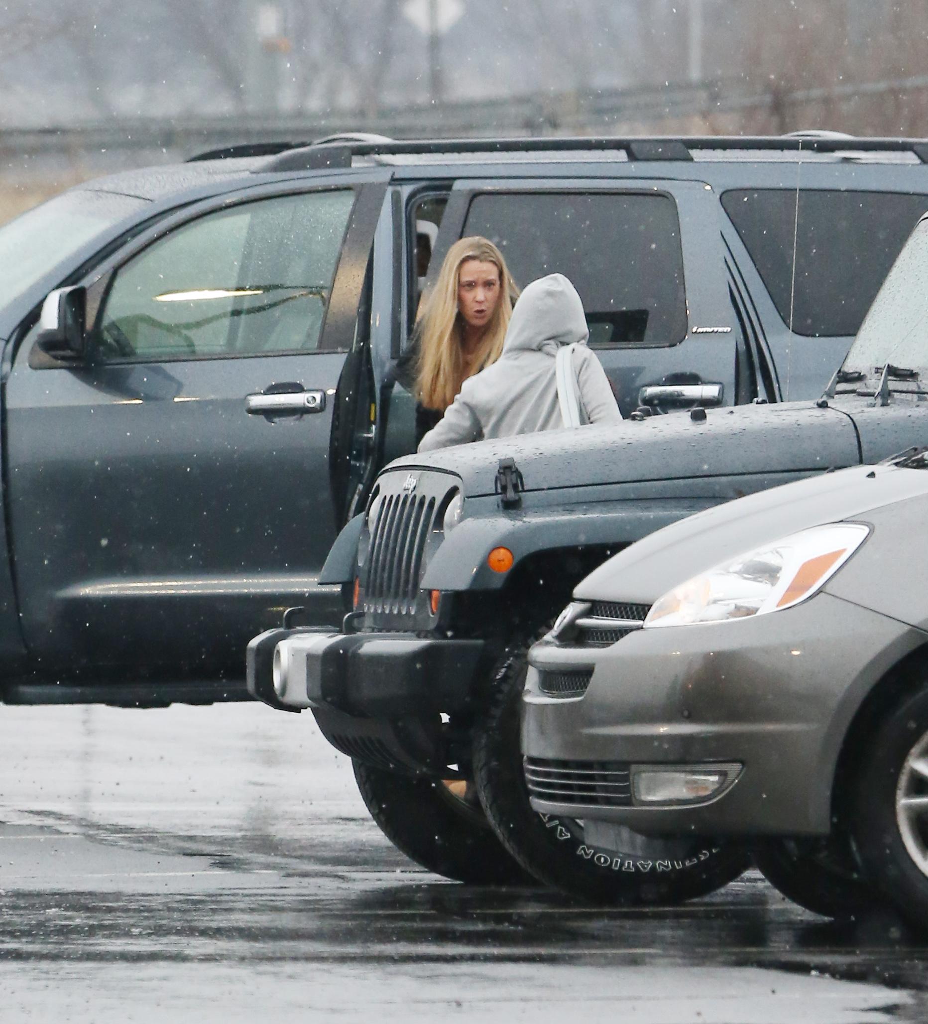 EXCLUSIVE: INF &#8211; Kate Gosselin Seen With Her Kids In The Rain