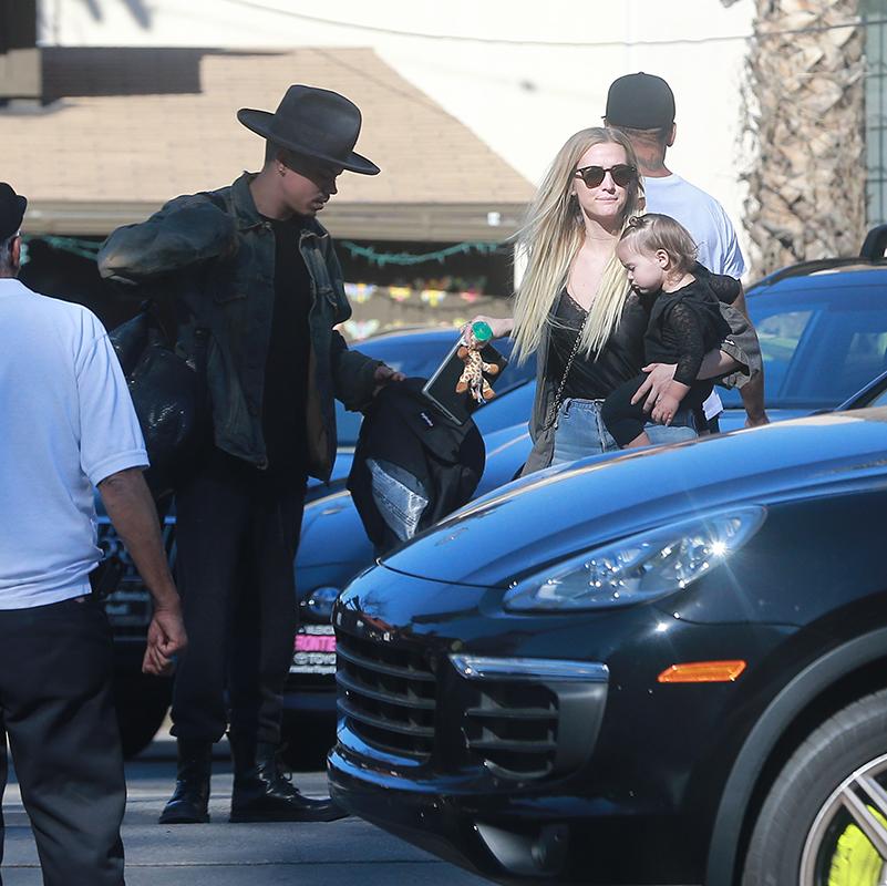 Exclusive&#8230; Ashlee Simpson, Evan Ross &amp; Their Daughter Jagger Grab Lunch With A Friend In Studio City