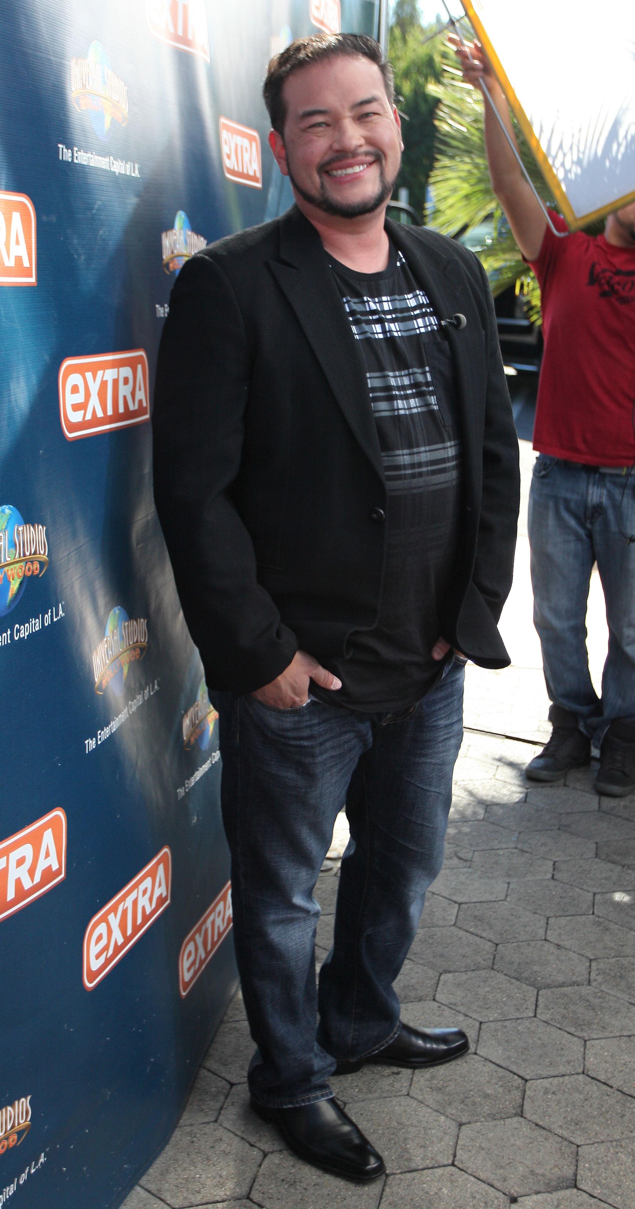 Jon Gosselin is all smiles on &#8220;Extra&#8221; at Universal Studios in Hollywood