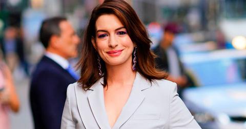 Anne Hathaway Poses For Fans