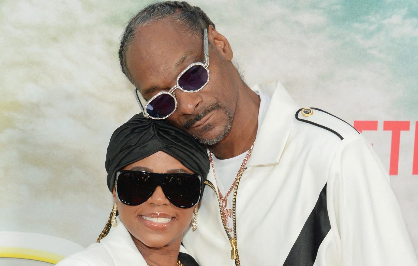 snoop dogg gushes over wife shante broadus make time family schedule