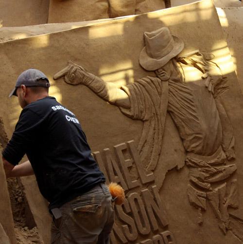 2009__07__fp_3330535_bulls_jackson_sculptures_072709.jpg