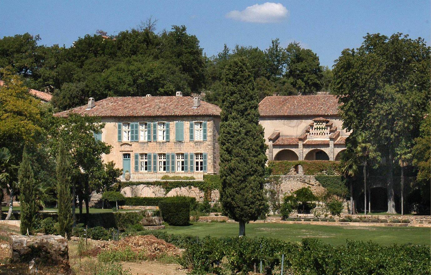 The Angelina Jolie Brad Pitt relationship history included some pricey purchases including a deluxe mansion in France.