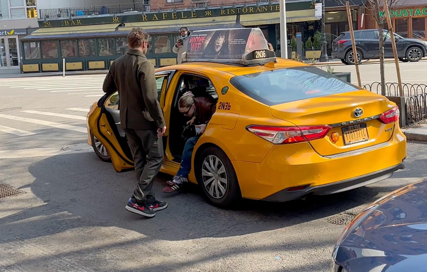 bradley cooper gigi hadid taxi