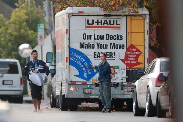 miley cyrus liam hemsworth moving in