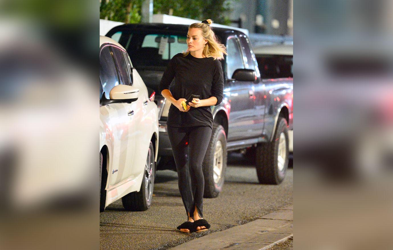 EXCLUSIVE: Margot Robbie grabs pizza to go from Jon &amp; Vinny&#8217;s in Los Angeles