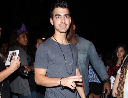 2011__09__joe jonas sept21 z01z_ _1.jpg