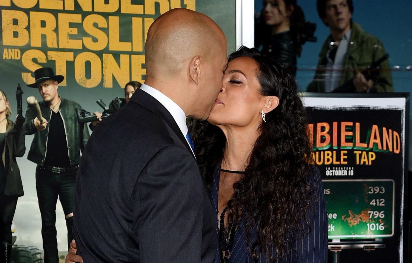 Cory Booker shares a kiss with Rosario Dawson on the red carpet.