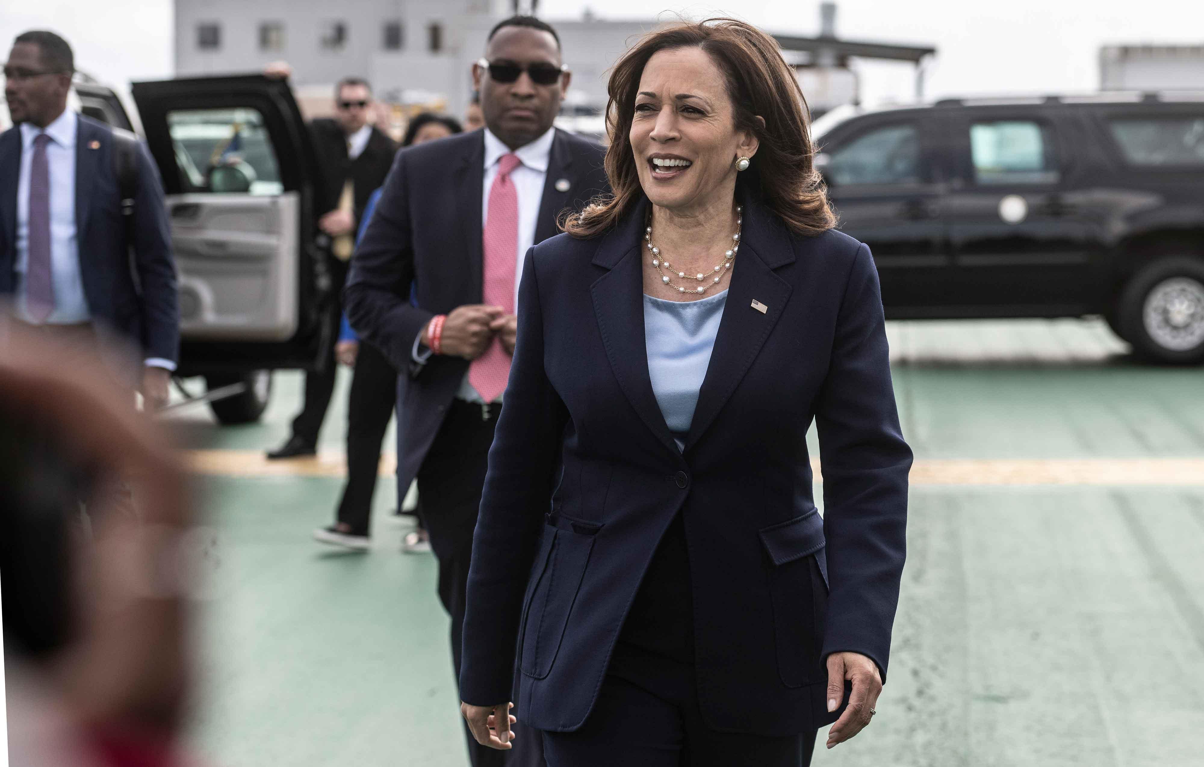 kamala harris portraying joe biden weekend at bernies