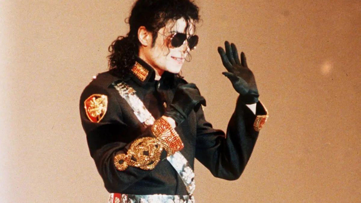 Photo of In an old video, Michael Jackson and a friend giggled over a female fan's figure.