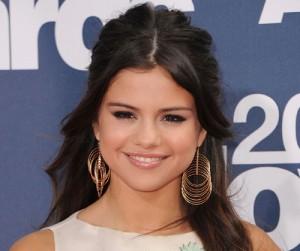 2011__06__Selena_Gomez_June14news_00 300×300.jpg
