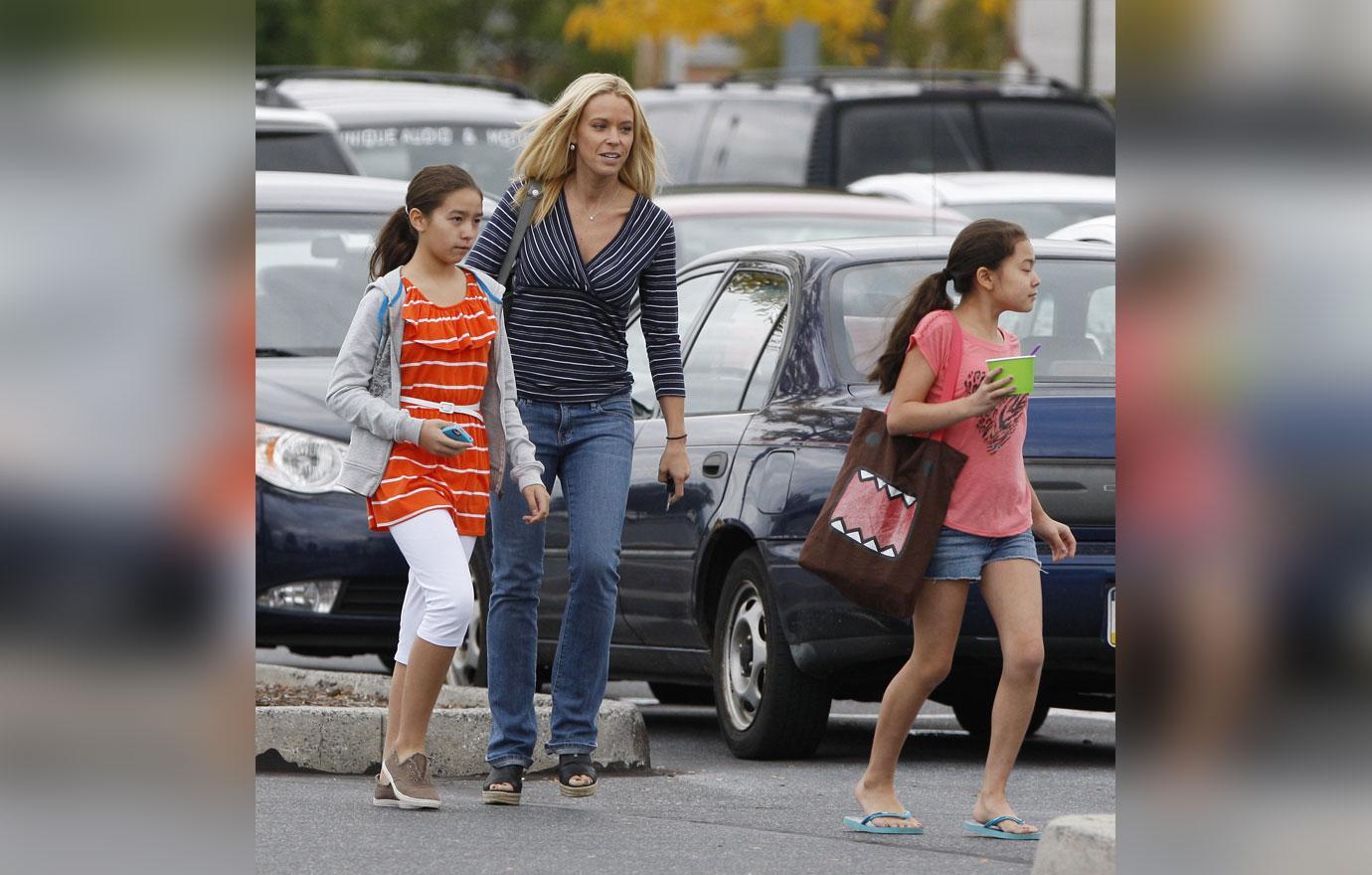 Kate Gosselin Daughters Running Errands