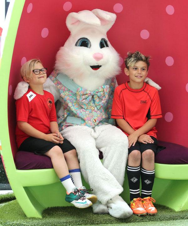 Gwen stefani sons easter bunny 07