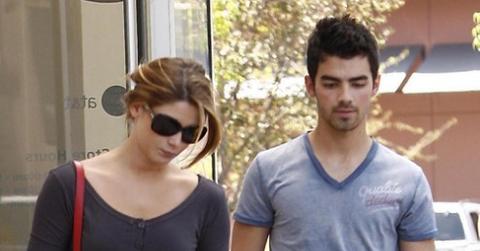 2010__08__Ashley_Greene_Joe_Jonas_Aug13newsne 493×600.jpg