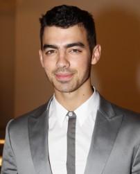 2011__06__Joe_Jonas_June30newsnea 202×300.jpg
