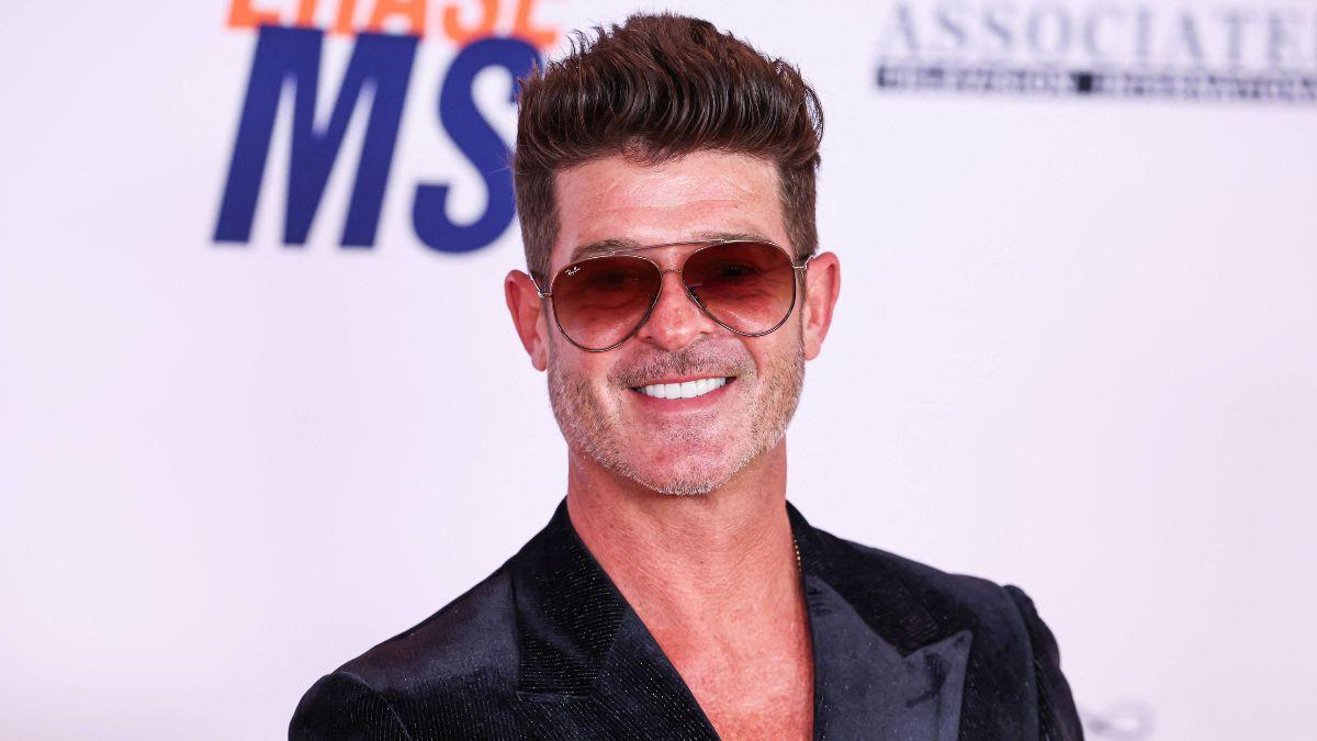 Image of Robin Thicke surprised guests with a live performance.