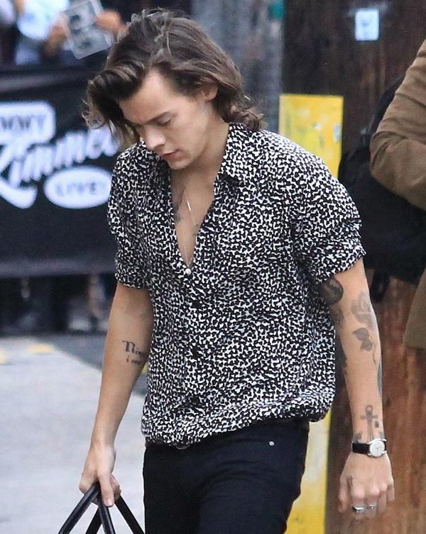 Harsh, Harry! Watch Harry Styles Ignore Fans While Departing Jimmy ...