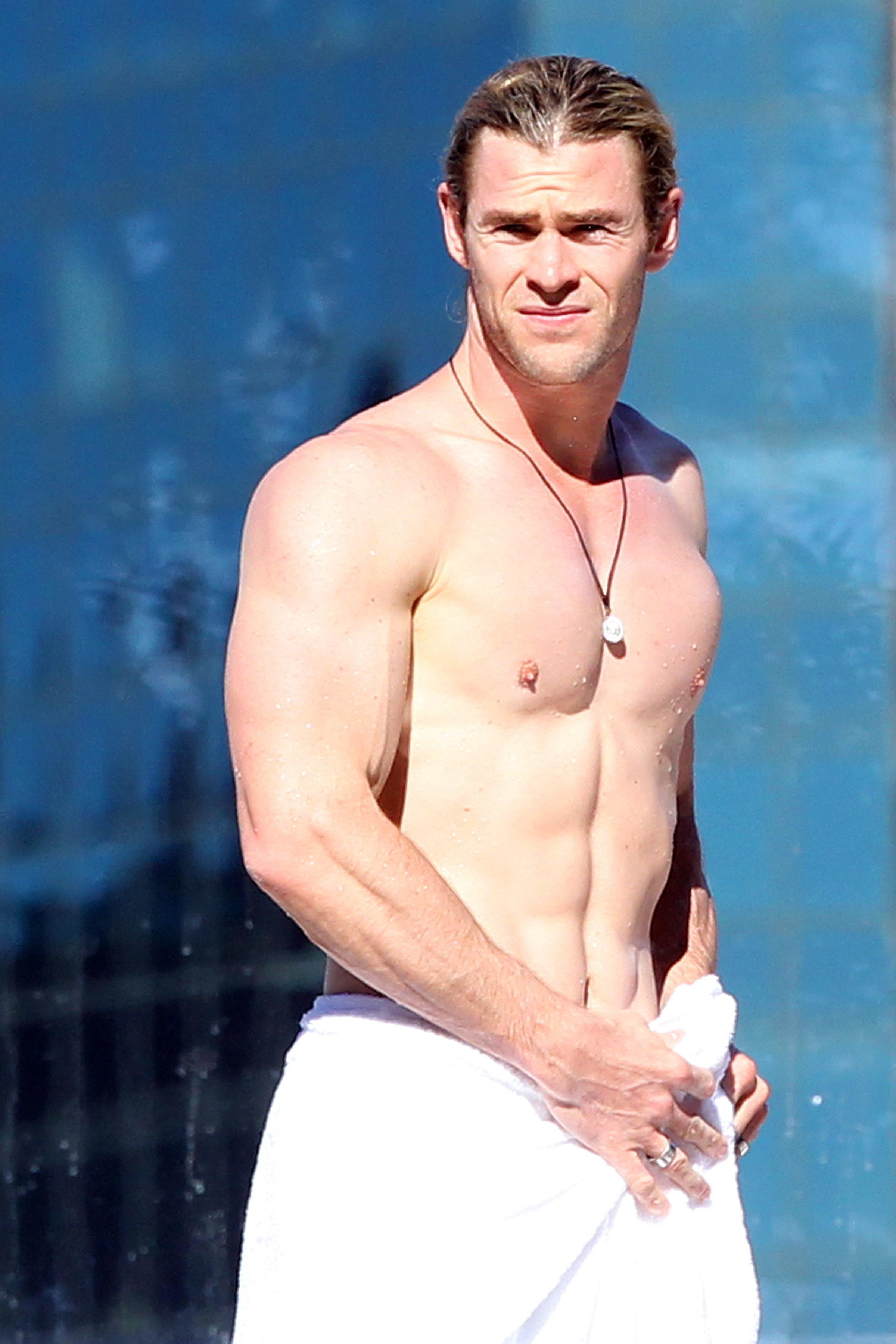 Shirtless And Skinny Chris Hemsworth Is Unrecognizable In New Social