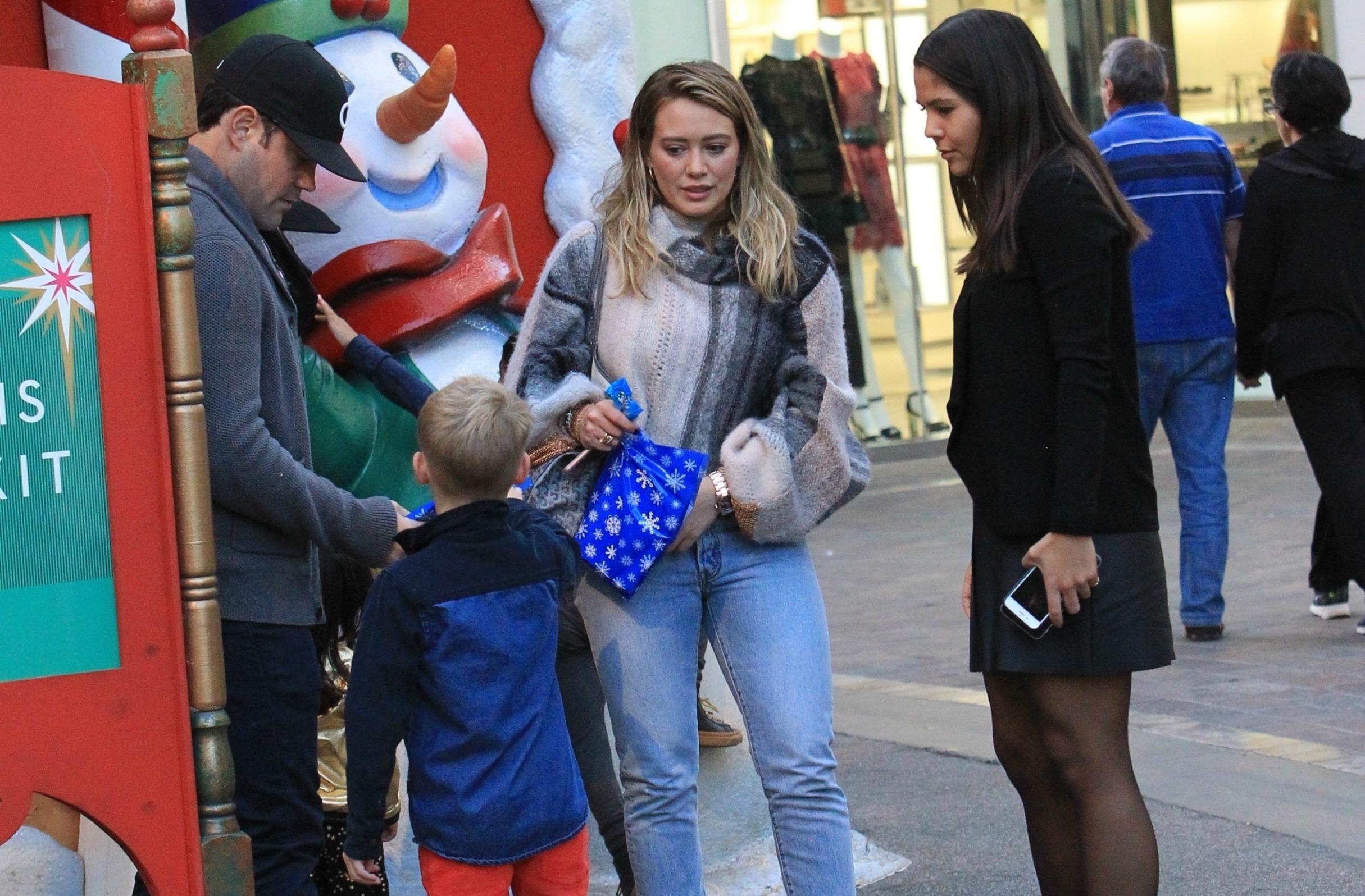 hilary duff ex mike comrie son luca santa pics 03