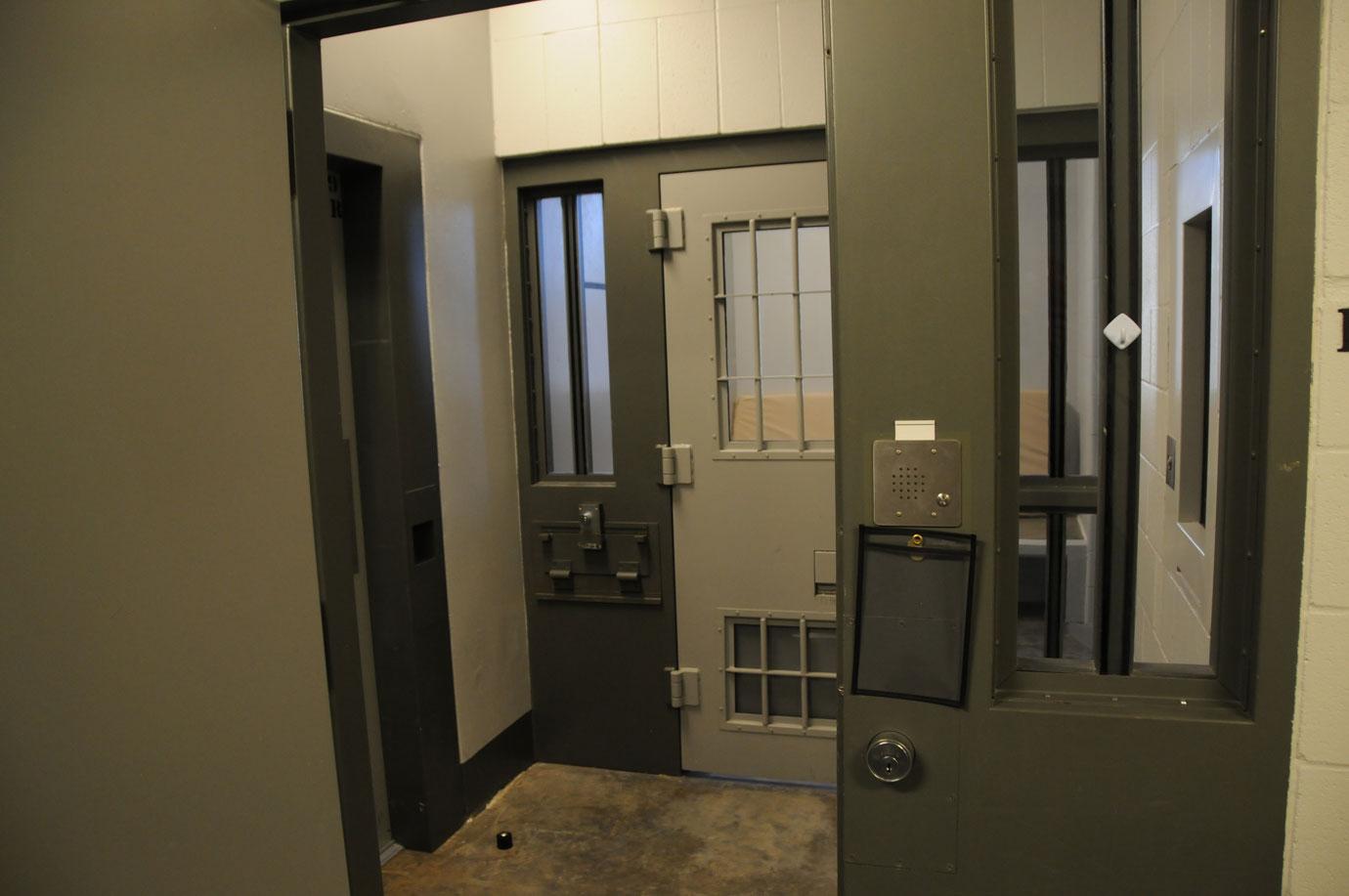 pics from prison where derek chauvin is held