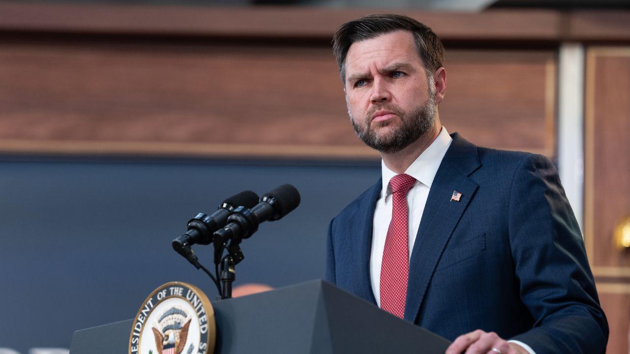 Image of Scott Jennings criticized J.D. Vance for defending Vivek Ramaswamy's ad.