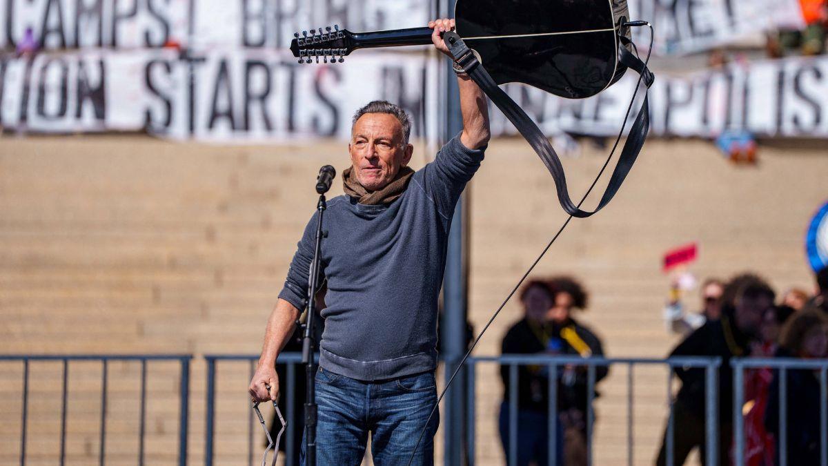 Image of The legendary rocker’s sold-out tour became part of the political clash.