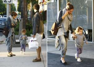 2010__09__jessica_alba__Sept_13_53a 300×215.jpg